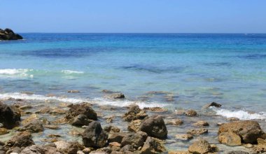 Küçük dalgalı deniz manzaralı deniz manzarası ve yazın adada dalgalar.