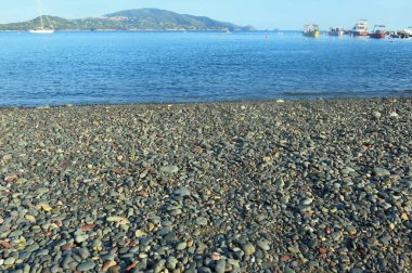 İtalya 'daki adanın taşlı plajı yazın Tyrhenian Denizi' nde insansız.
