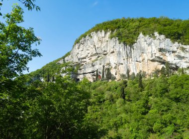Antik inziva, dağların ortasında ağaçlı insanlar olmadan yuva yapmış.