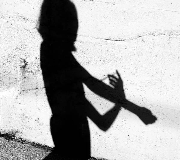 Schatten Einer Person Spritzt Sich Mit Der Einmalspritze Eine Dosis Stockbild