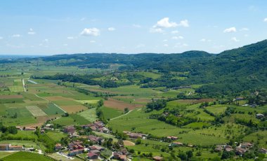 İlkbaharda ekili tarlalar geometrik şekillere bölünmüş.