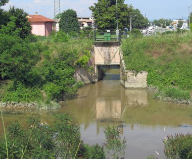 Avrupa ovasındaki tarlaların sulanması için bir nehir kolunun barajının açık kapağı