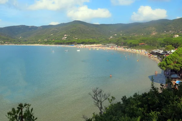 İtalya 'nın orta kesimindeki Elba adasında ve Tyrhenian denizinde yaz mevsiminde kumlu sahil.