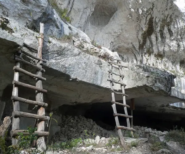 Antichissima Grotta Scavata Nella Roccia Utilizzata Nella Preistoria Dagli Uomini Immagine Stock