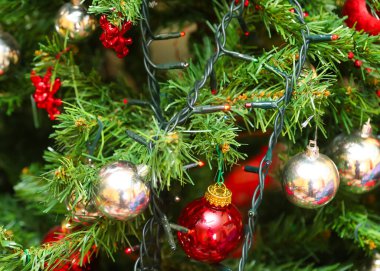 Noel süsleri ve süslemeleri Noel topları ve renkli ışıklarla