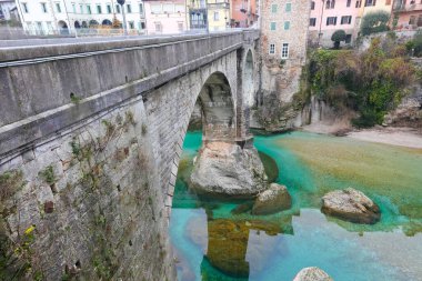 PONTE DEL DIAVOLO olarak adlandırılan köprü, Kuzey İtalya 'da UDINE ilindeki CIVIDALE kasabasında DEVİL BÖLGESİ ve aşağıda Natisone nehri anlamına gelir.