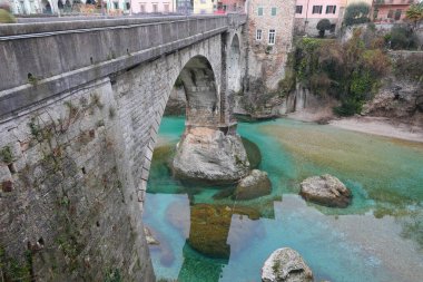 Natisone Nehri ve PONTE DEL DIAVOLO adı verilen eski köprü, İtalya 'nın UDINE ilindeki CIVIDALE kasabasında DEVIL BRIDGE anlamına geliyor.