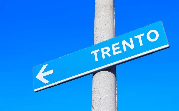 意大利Trento市的路标上有箭头和文字 还有蓝天 图库图片