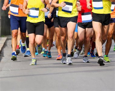 Birinci olmak için birbirleriyle yarışan birçok sporcunun ayakları ve bacaklarıyla koşu yarışı.