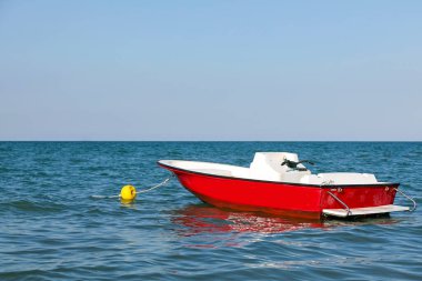 Boğulan yüzücüleri kurtarmak için denizde kırmızı sürat teknesi.