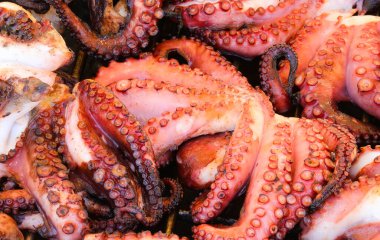 Restoranda ızgara ahtapot pişirilmiş, deniz ürünleri üzerine uzmanlaşmış.