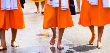 Sikh erkekleri bir Sih festivali sırasında sokaklarda yalınayak yürürler.