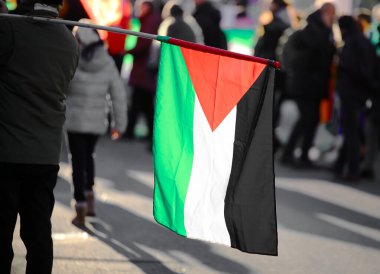 Filistin bayrağı şehrin sokaklarında barışçıl bir protesto gösterisinde sallanıyor.