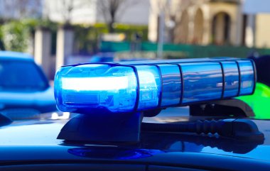 Şehrin kontrolü altındayken polis arabasında insanların olmadığı mavi bir siren çalıyor.