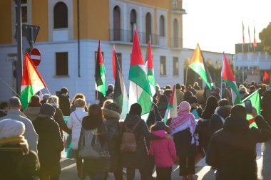 Birçok insan gösteri sırasında Filistin 'in bayraklarıyla kentin sokaklarında yürüdü barışçıl bir protesto olarak.