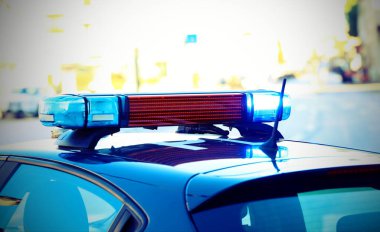 Kontrol sırasında polis arabasında mavi yanıp sönen siren.