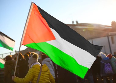 Filistin bayrağı şehrin sokaklarında protesto gösterileri sırasında dalgalanıyor.