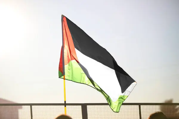 Gran Bandera Palestina Ondeando Libremente Los Suburbios Retroiluminados Atardecer —  Fotos de Stock