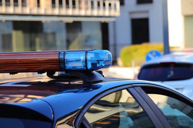 Şehir sokaklarında polissiz polis arabasının sirenleri çalıyor.