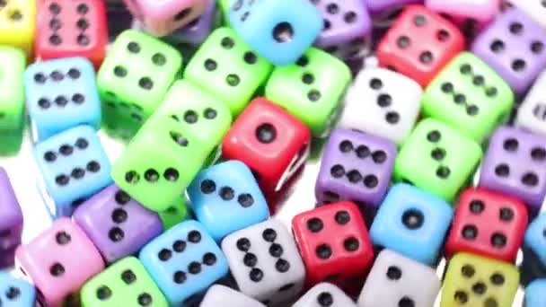 Πολλά Μικρά Ζάρια Τυχερών Παιχνιδιών Για Παίξετε Καζίνο Χωρίς Ανθρώπους — Αρχείο Βίντεο