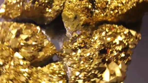 Piedras Doradas Varios Tamaños Con Reflejos Dorados Brillantes — Vídeos de Stock