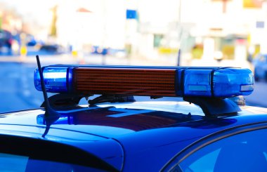 Şehir sokaklarının kontrolü sırasında polis arabasında siren çalıyor.