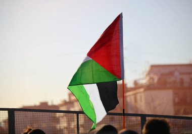 Filistin bayrağı şehirdeki ışığa karşı protesto sırasında dalgalanıyor.