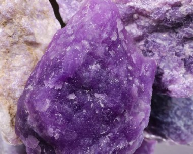 Lityumun elde edildiği lepidolit adı verilen mineral hem tıp sektöründe hem de teknoloji sektöründe lityum iyon pilleri üretiminde kullanılır.