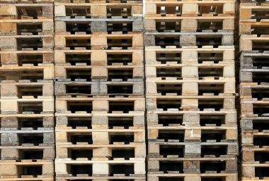 Nakliye şirketinin deposunda bir sürü ahşap palet vardı.