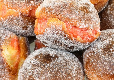 Pasta dükkanında reçelli krapfen ya da Alkermes satan bir sürü büyük krapfen.
