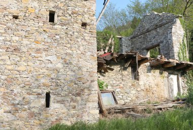 Eski evin yıkıntıları ve yıkıntıları deprem tarafından yok edildi.