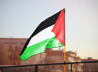 Pasifist bir gösteri sırasında Filistin bayrağı sallanıyor