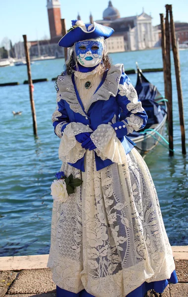 Venecia Italia Febrero 2024 Mujer Enmascarada Con Largo Lujoso Vestido —  Fotos de Stock