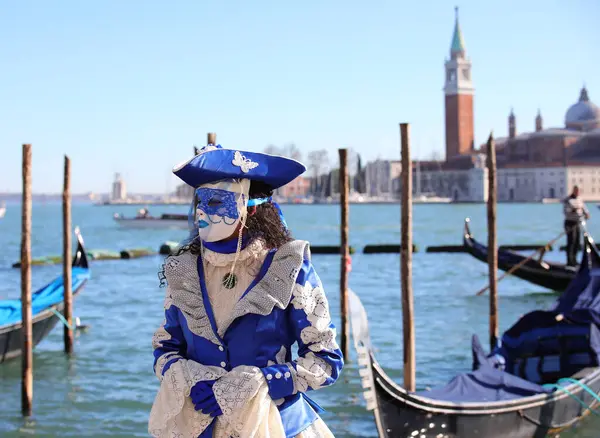 Venecia Italia Febrero 2024 Mujer Enmascarada Con Lujoso Vestido Color —  Fotos de Stock