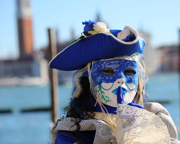 Venecia Italia Febrero 2024 Mujer Enmascarada Sombrero Azul Con Dedo —  Fotos de Stock
