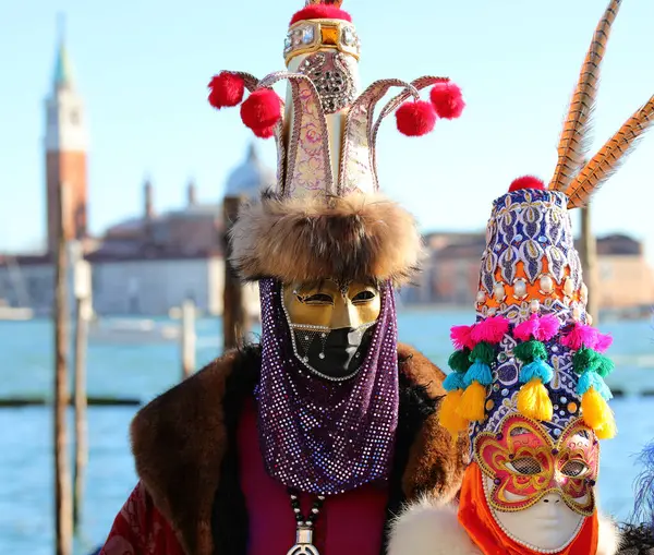Venecia Italia Febrero 2024 Hombre Mujer Con Enormes Sombreros Imaginativos —  Fotos de Stock