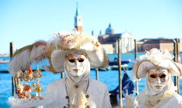 Venecia Italia Febrero 2024 Dos Personas Con Máscaras Blancas Orilla —  Fotos de Stock