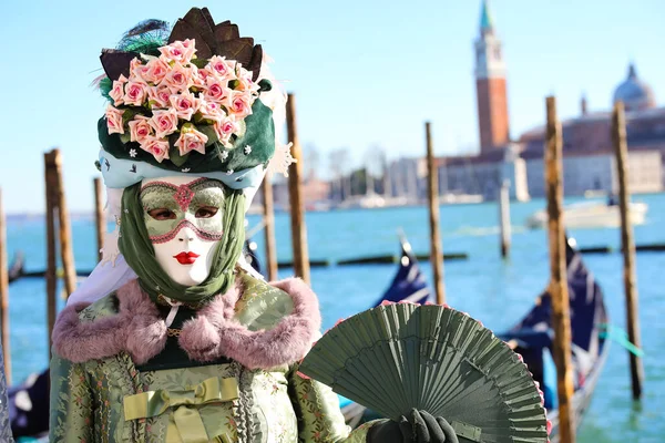 Venezia Italia Febbraio 2024 Donna Mascherata Con Elegante Abito Verde Immagine Stock