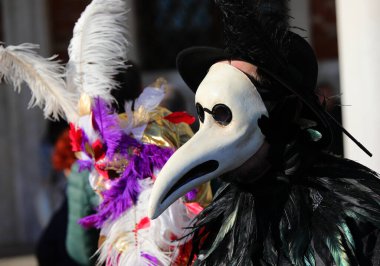 Hastalık kapmamak için parfümlerle dolu uzun burunlu PLAGE DOCTOR kostümü giymiş biri.