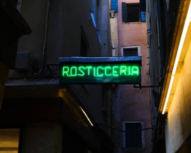 Yazılı yeşil ışıklı tabela ROSTICCERIA İtalyanca 'da rosto anlamına gelir