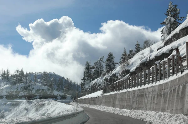 Peligroso Camino Asfalto Helado Alta Montaña Invierno Con Nieve Recién — Foto de Stock