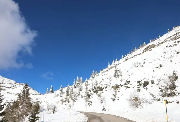 Camino Asfalto Helado Alta Montaña Invierno Con Nieve Recién Caída — Foto de Stock