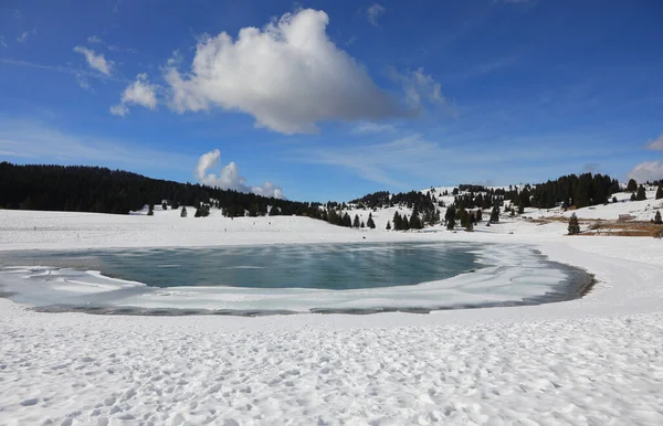 Vista Impresionante Con Pequeño Lago Congelado Invierno Con Nieve Nubes — Foto de Stock