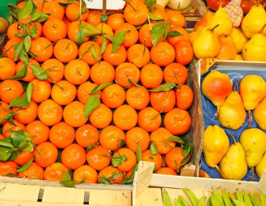 birçok portakal mandalini ve diğer meyveler kışın sebze pazarında satılır.