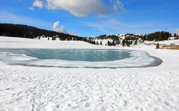 Impresionante Panorama Con Pequeño Lago Montaña Congelado Invierno Con Nieve — Foto de Stock
