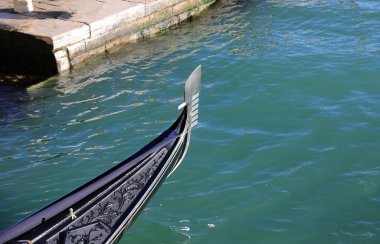 Gondol yayı tarak şeklinde ve 6 diş Venedik bölgelerini temsil ediyor ve iç çıkıntılı diş Giudecca Adası 'nı işaret ediyor.