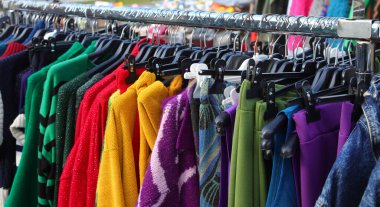 Yeni ve nazikçe kullanılmış eski kıyafetlerin geniş bir yelpazesini sunan hareketli bir elbise tezgahı var.