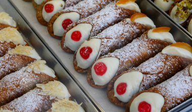 Güney İtalya 'dan tipik Sicilya tatlısı CANNOLO SICILIANO içinde ricotta peyniri, kiraz şekeri ve narenciye ile doldurulmuş