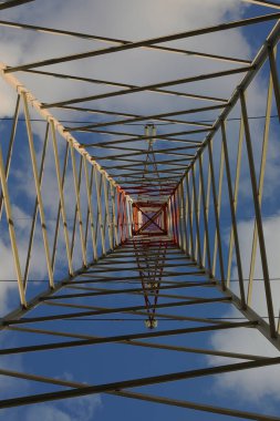 Aşağıdan görülen yüksek voltajlı metalik kafes.