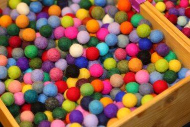 Tahta bir kutudan taşan renkli toplar Neşe Gökkuşağı gibi